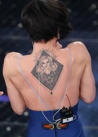 Il palco dell'Ariston è una sinfonia di tatuaggi 2