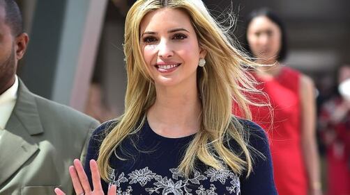Ivanka Trump elegante in rosso: i bimbi giocano con la gonna 9