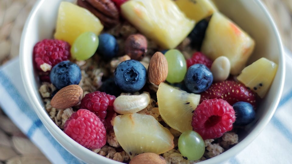 Alimentazione: ecco i cibi sani da mangiare con moderazione