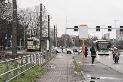 Uomo morto e mutilato sui binari della metro a Milano: le immagini 9