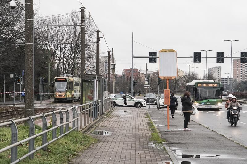Uomo morto e mutilato sui binari della metro a Milano: le immagini 9