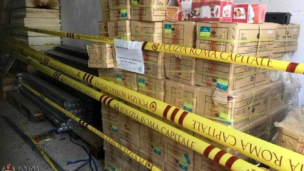 Roma, blitz nel magazzino che rifornisce ambulanti abusivi: sequestrati 7000 prodotti