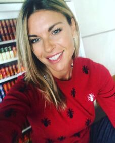 Martina Colombari sensuale al risveglio 6