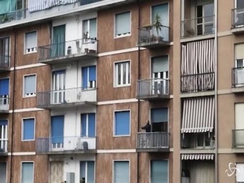 Sola in casa, si sporge dal balcone: rischia di morire a 4 anni