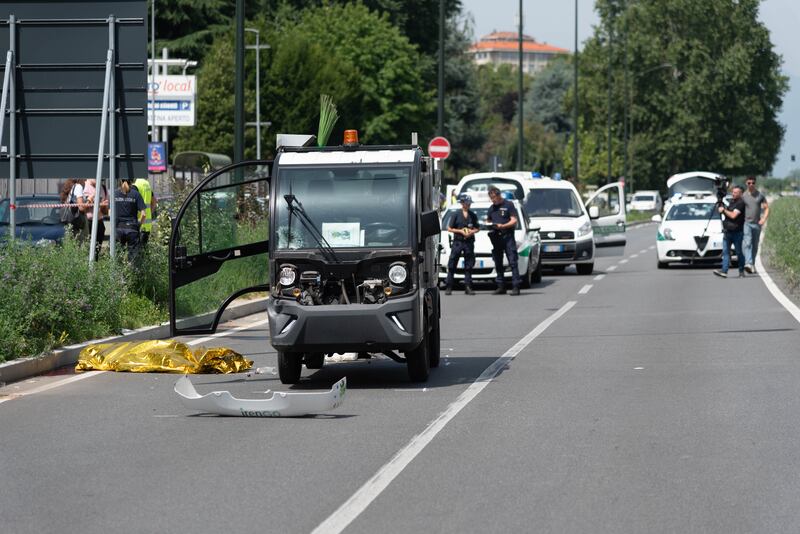 Torino, travolta dal camioncino dei rifiuti, donna muore a 59 anni. Le immagini 2