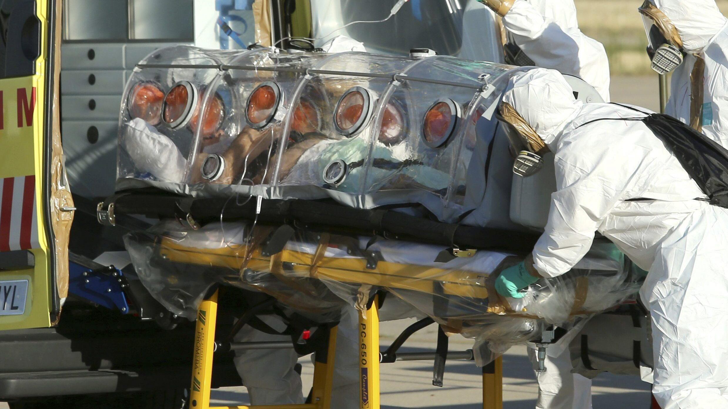 L'ebola contratta toccando un guanto: il contagio dell'infermiera terrorizza l'Ue