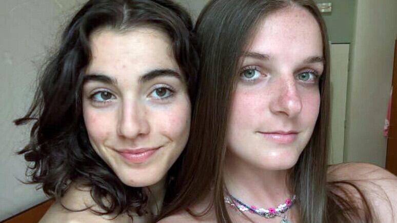 Falciate per strada: le amiche 21enni stavano andando alla festa del paese