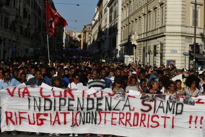 Roma, dopo lo sgombero i rifugiati di nuovo in piazza 7