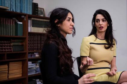 Amal Clooney con il "pancino" all'evento contro l'Isis 50