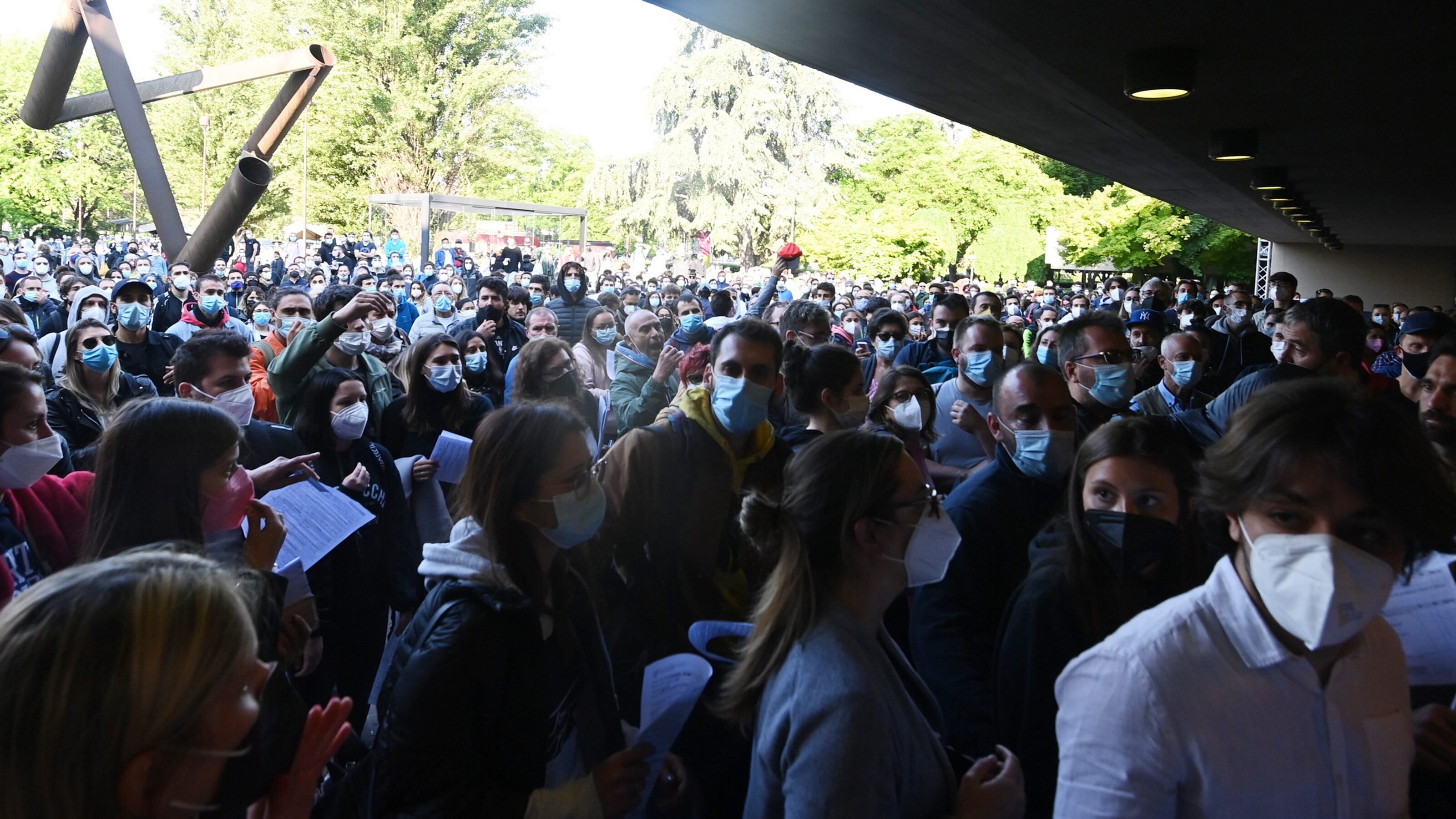Caos all'open day: ressa e tensioni per il vaccino. "Uno schifo"