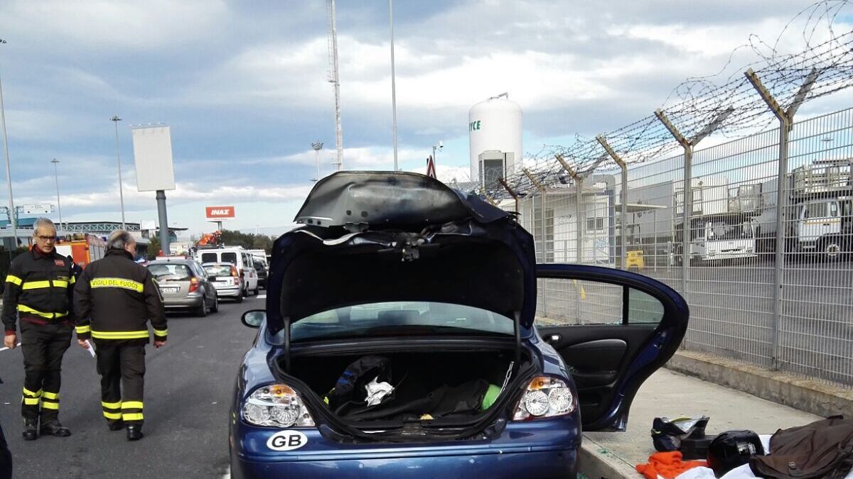 Allarme bomba a Fiumicino: fatta esplodere una Jaguar