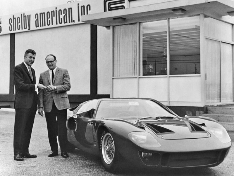 Carroll Shelby con la Ford GT40