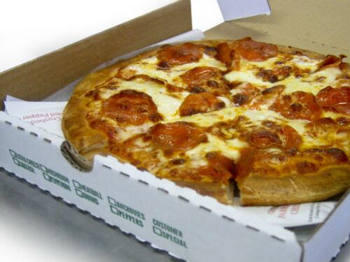 Vicenza, vetro nella pizza: finiscono in ospedale