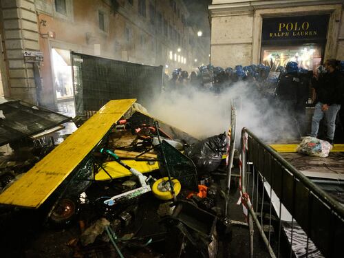 La guerriglia No Pass si scatena su Roma. Folla a Palazzo Chigi assediato per ore. Scontri con la polizia