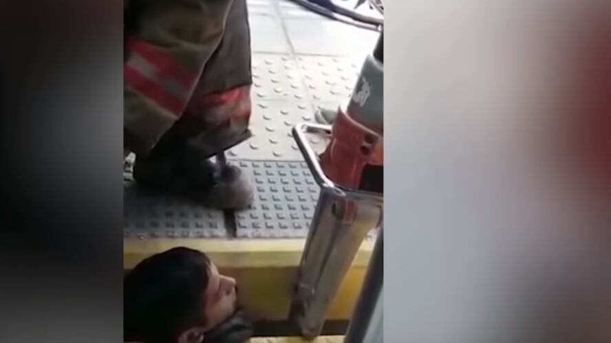 Intrappolato con la testa tra treno e banchina: le immagini choc