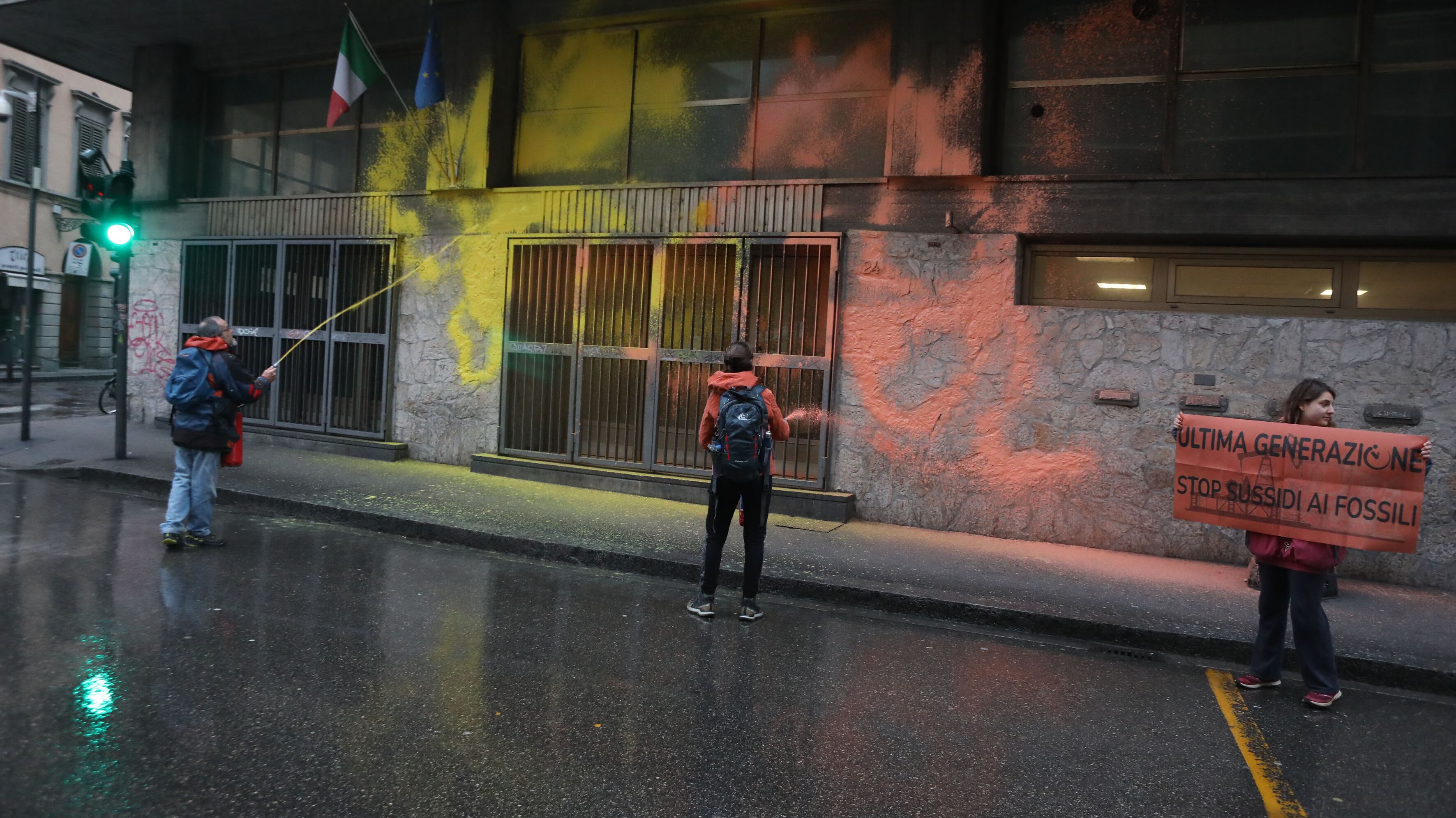 Ancora un blitz degli eco-vandali: imbrattata sede del Mef a Firenze