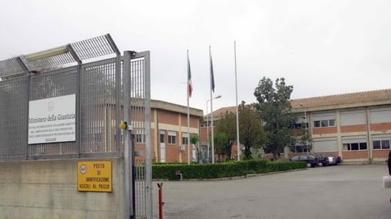 Cagliari, un maxi-centro per immigrati sostituirà scuola per poliziotti