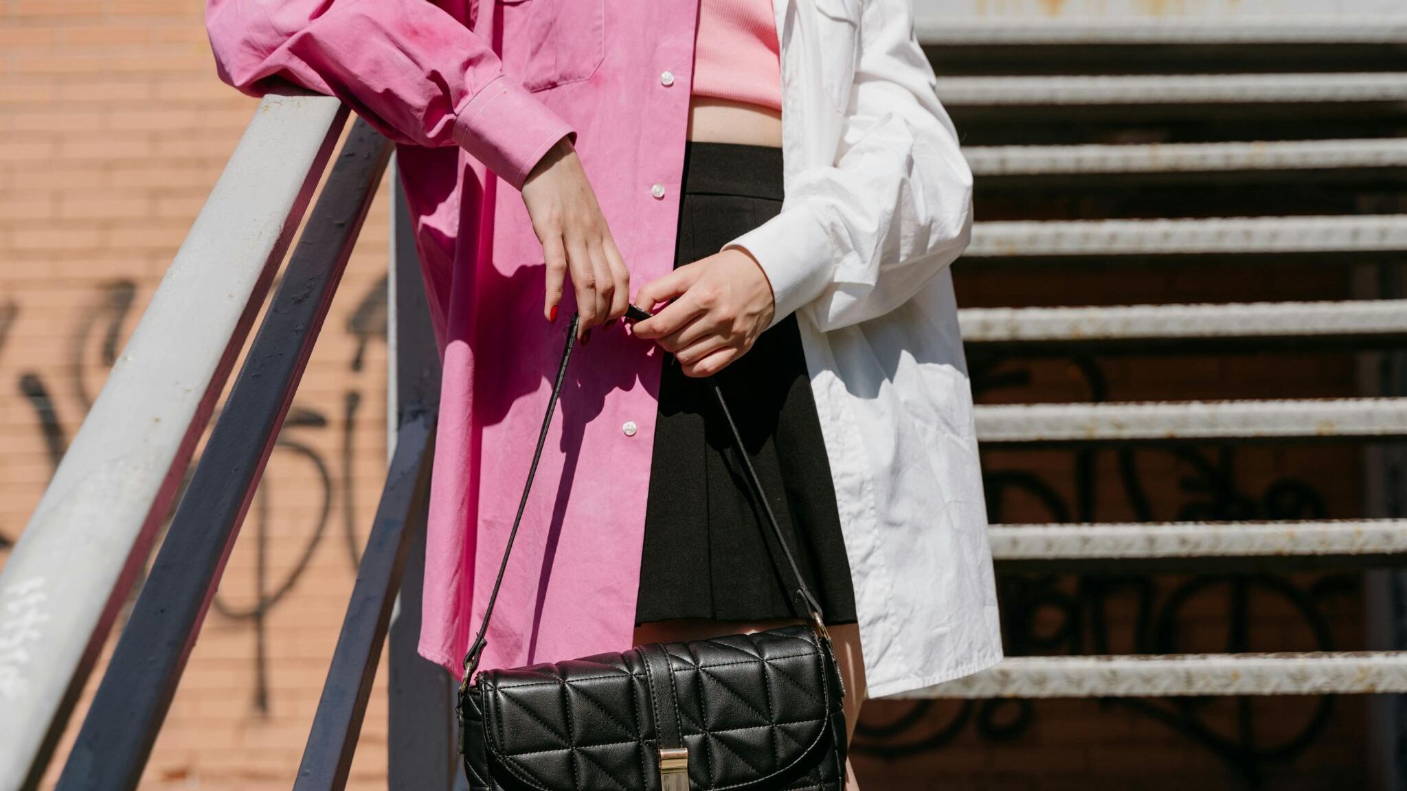 Camicia Oversize, la nuova tendenza per l'estate 2026 è la combo con il top