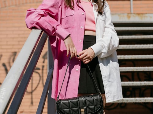 Camicia Oversize, la nuova tendenza per l'estate 2026 è la combo con il top
