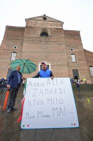 Il funerale di Alex Zanardi: le foto 4