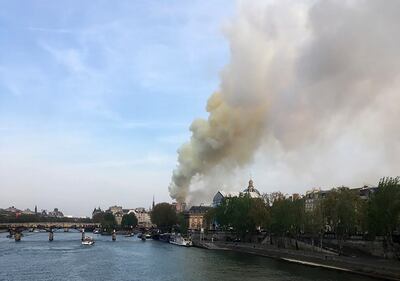 Parigi, la cattedrale di Notre Dame in fiamme 8