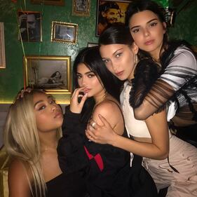 Kylie Jenner sexy alla finestra 17