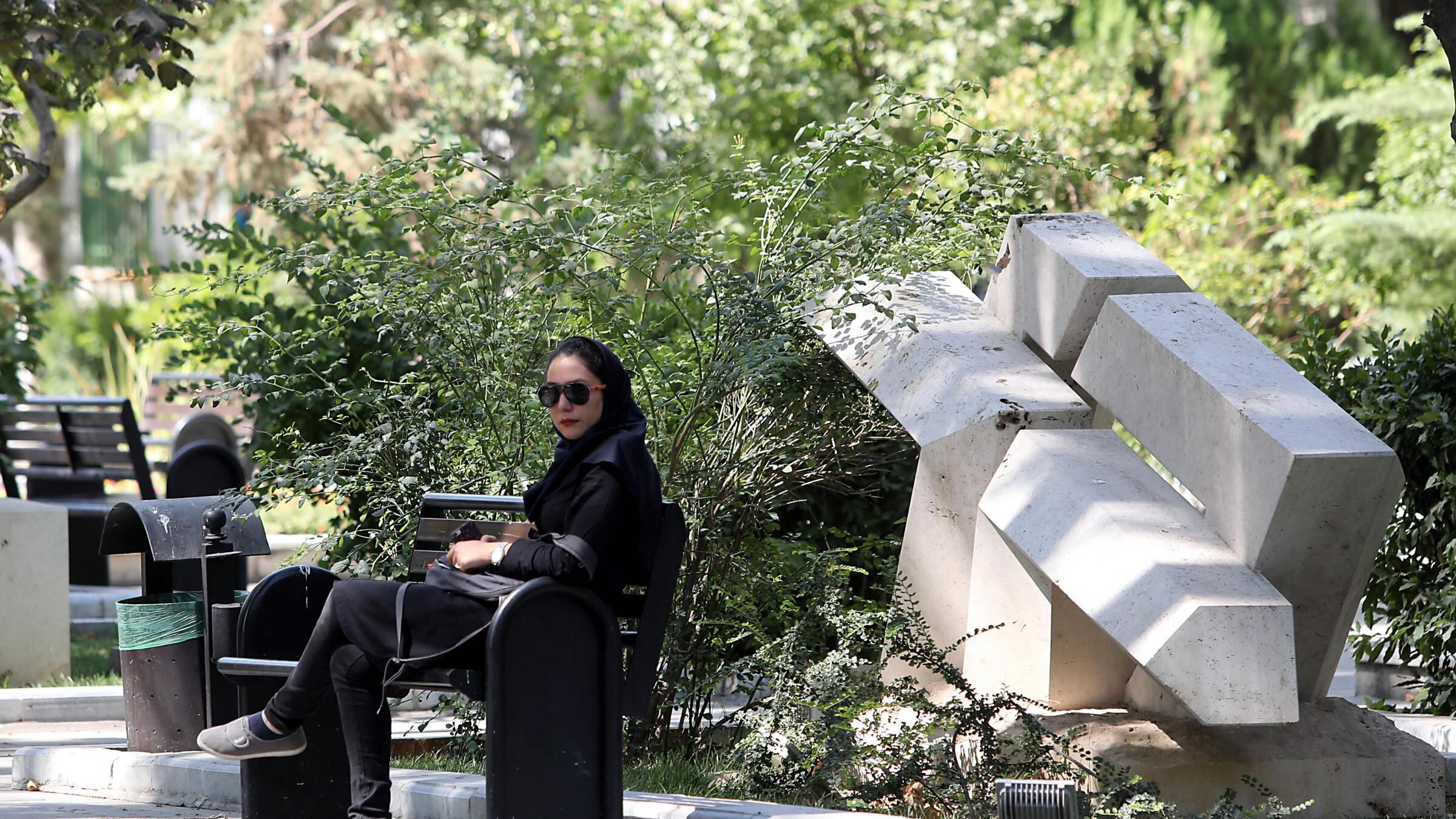 Iran, cella fino a 10 anni per i video senza hijab