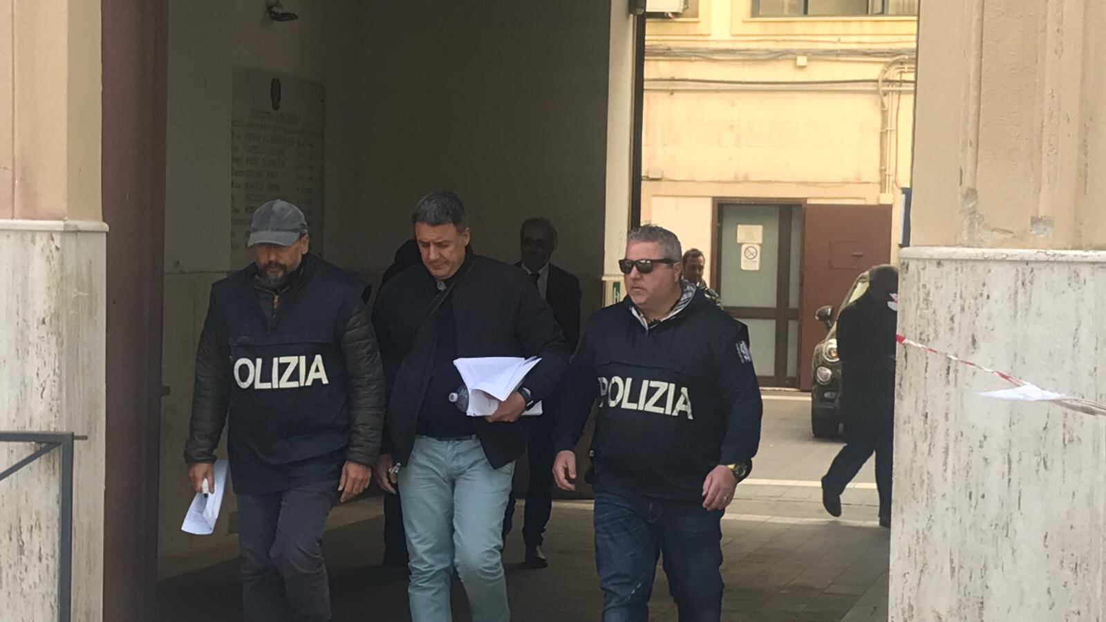 Imprenditore denuncia i suoi estortori: in manette quattro funzionari pubblici. Tangenti anche per la ristrutturazione della caserma dei carabinieri di Capaci