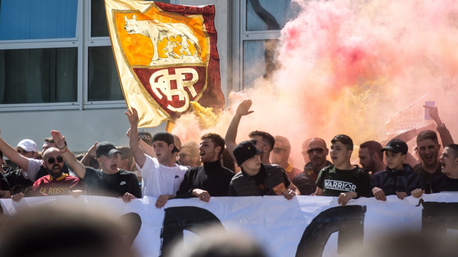 "Le leggende non si toccano!". La protesta dei tifosi della Roma