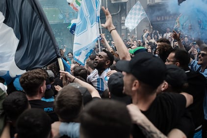 Il Napoli vince lo scudetto e la città impazzisce di gioia 2