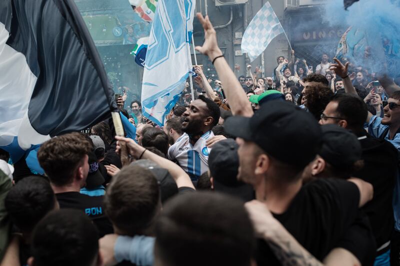 Il Napoli vince lo scudetto e la città impazzisce di gioia 2