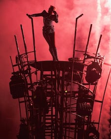 Lady Gaga sexy e glitterata al Super Bowl 30
