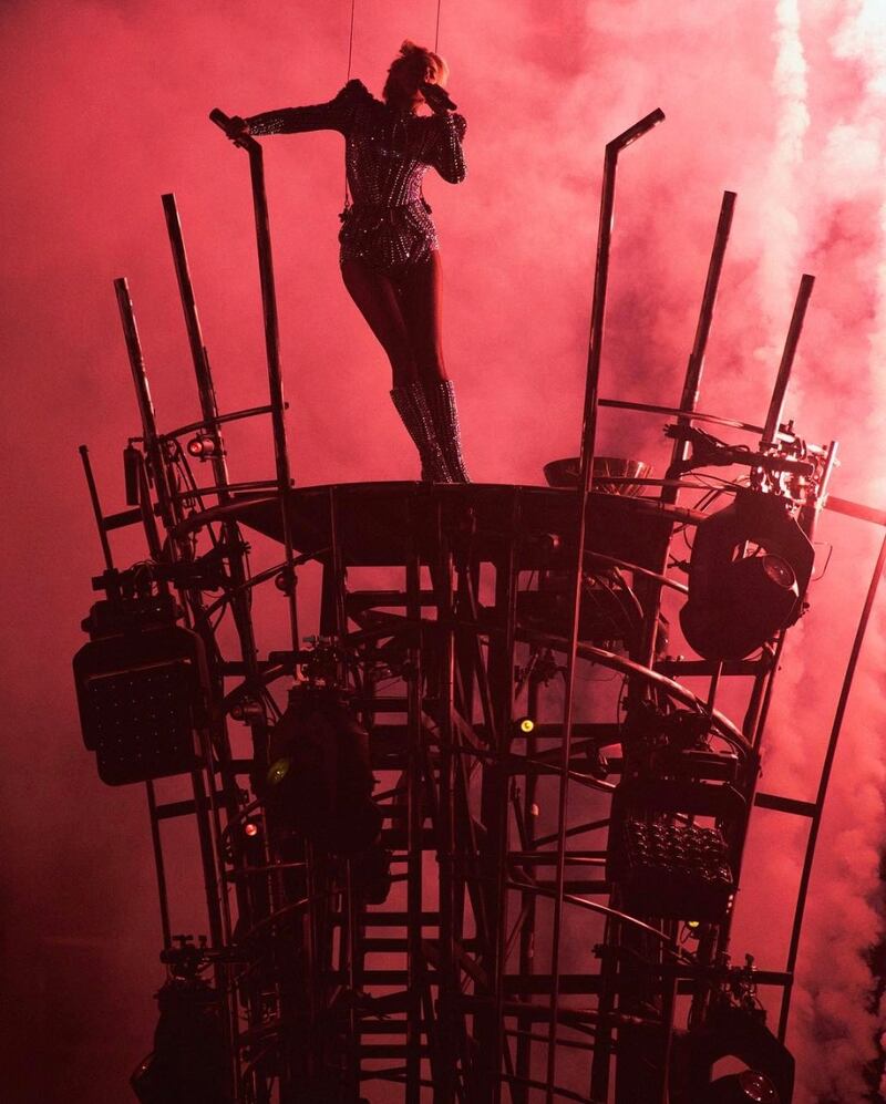 Lady Gaga sexy e glitterata al Super Bowl 30