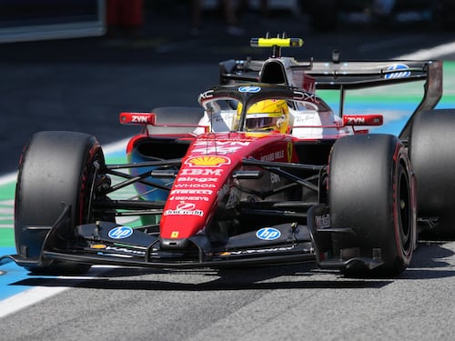 F1, Leclerc a muro a Barcellona: pole Russell, Hamilton 2° davanti ad Antonelli