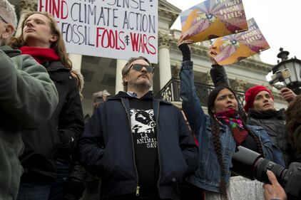 Joaquin Phoenix in piazza contro i cambiamenti climatici 6