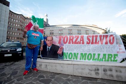"Non mollare": l'abbraccio di tifosi e fan a Berlusconi 10