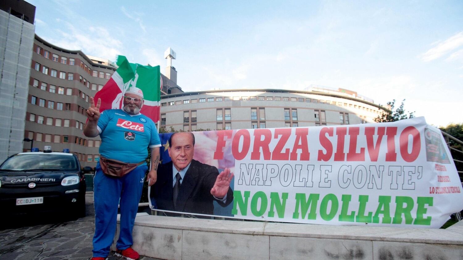 Berlusconi, l'affetto dei sostenitori. Striscioni e bandiere al San Raffaele
