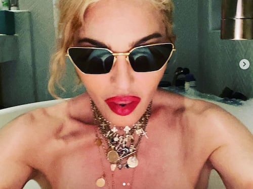 Madonna cade dal palco e scoppia in lacrime: la showgirl in ospedale