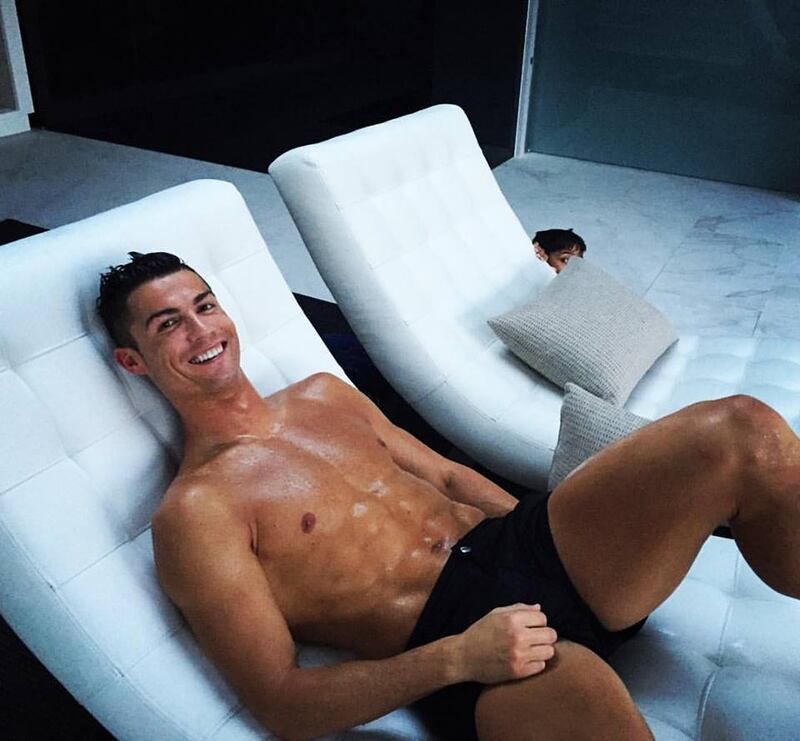 Due fisici perfetti: le pose hot di Ronaldo e della Ambrosio 11