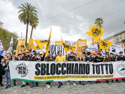Sfilano gli anti devastatori: “Noi, volto di questa generazione”