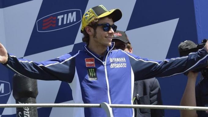 Vince Valentino e riscrive la storia Marquez ko