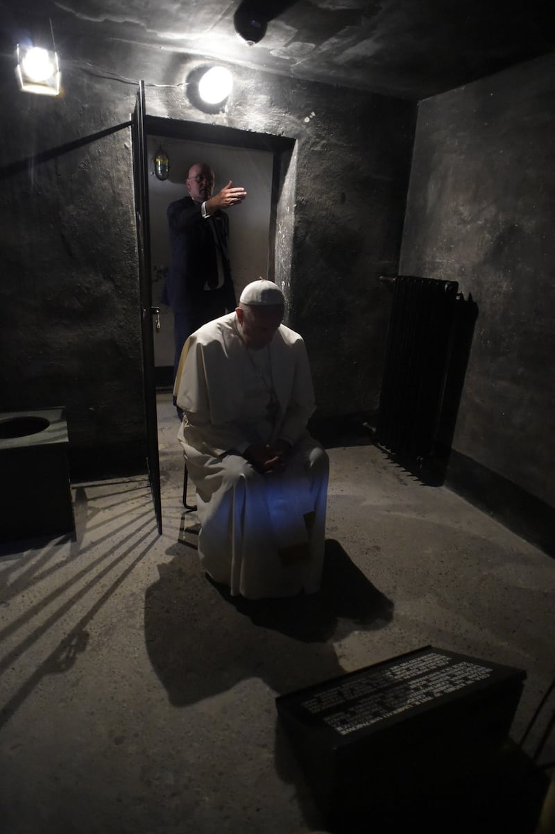 Auschwitz, il Papa nella cella di Massimiliano Kolbe 2