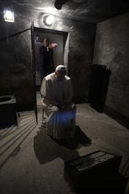 Auschwitz, il Papa nella cella di Massimiliano Kolbe 2