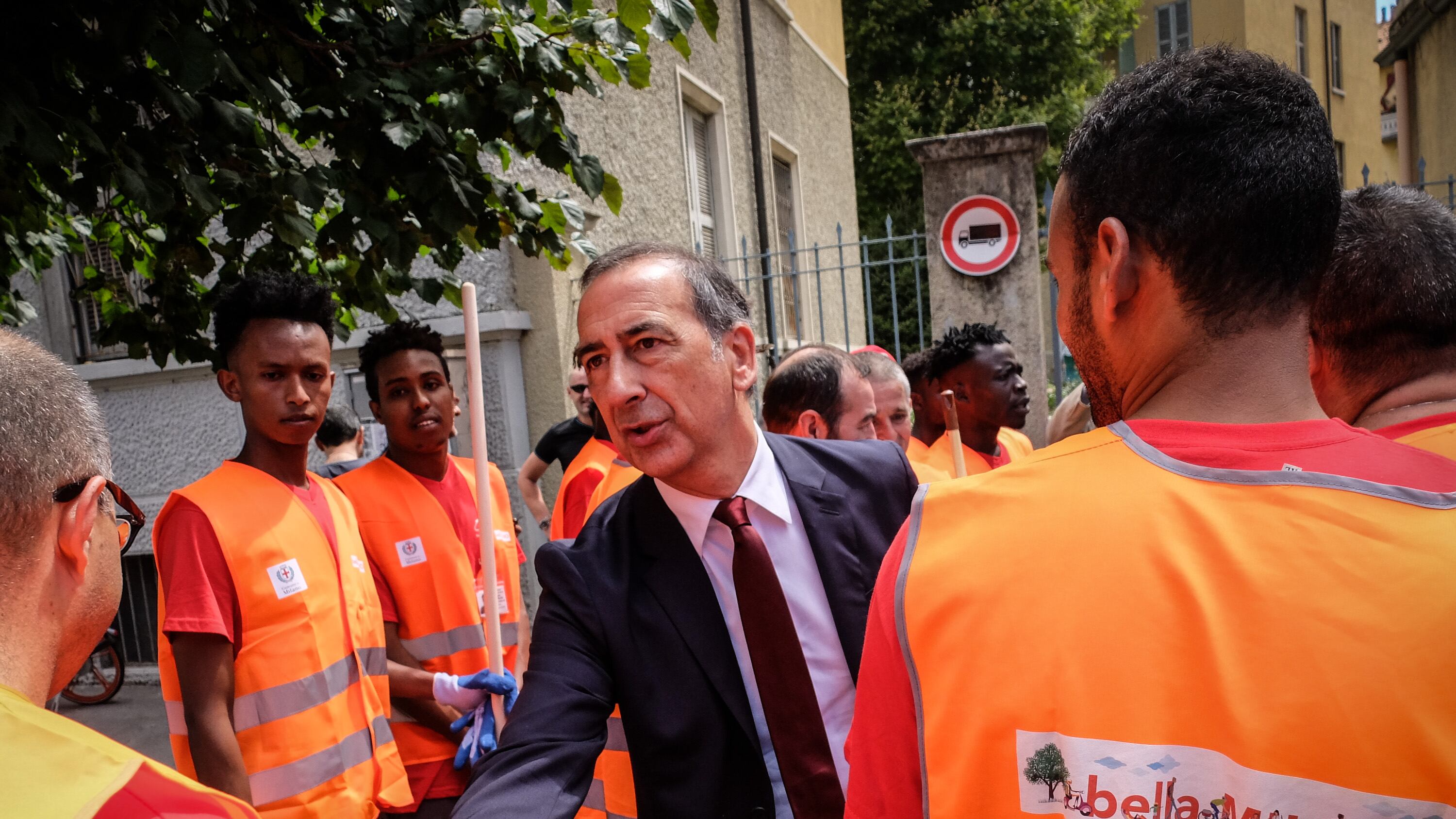 Periferie nel degrado? Ora Beppe Sala arruola i profughi