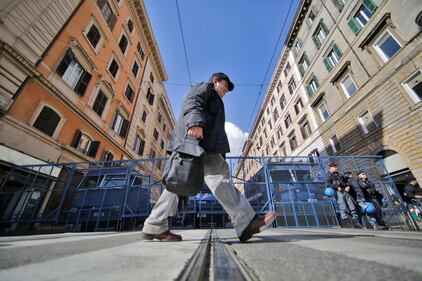 Roma blindata, la polizia usa le gabbie 2
