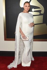 Chrissy Teigen, topless e incinta mentre cucina 5