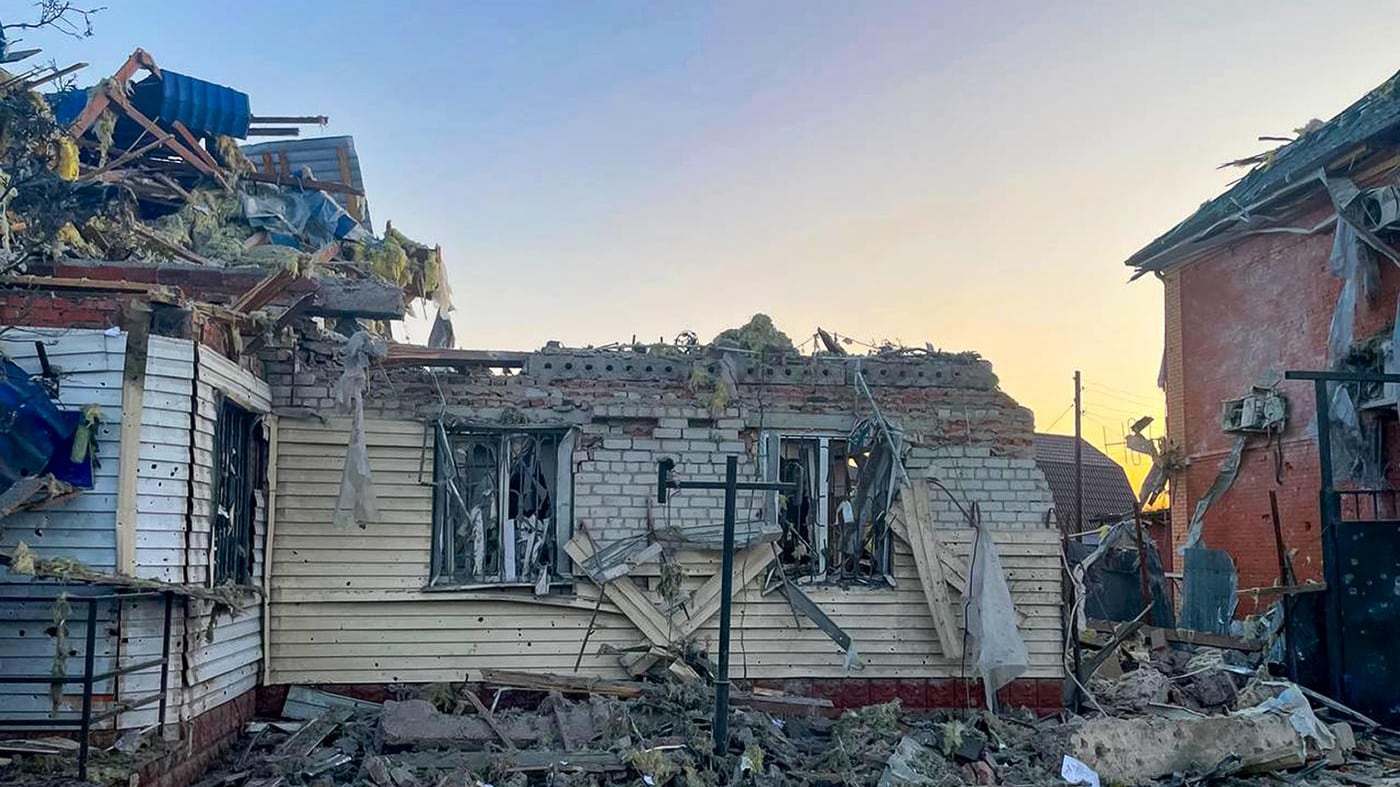 L'Ucraina insiste: droni e razzi In fiamme un aeroporto militare