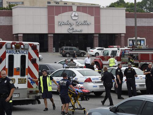 Usa, spara in un cinema e ferisce tre persone: freddato dalla polizia