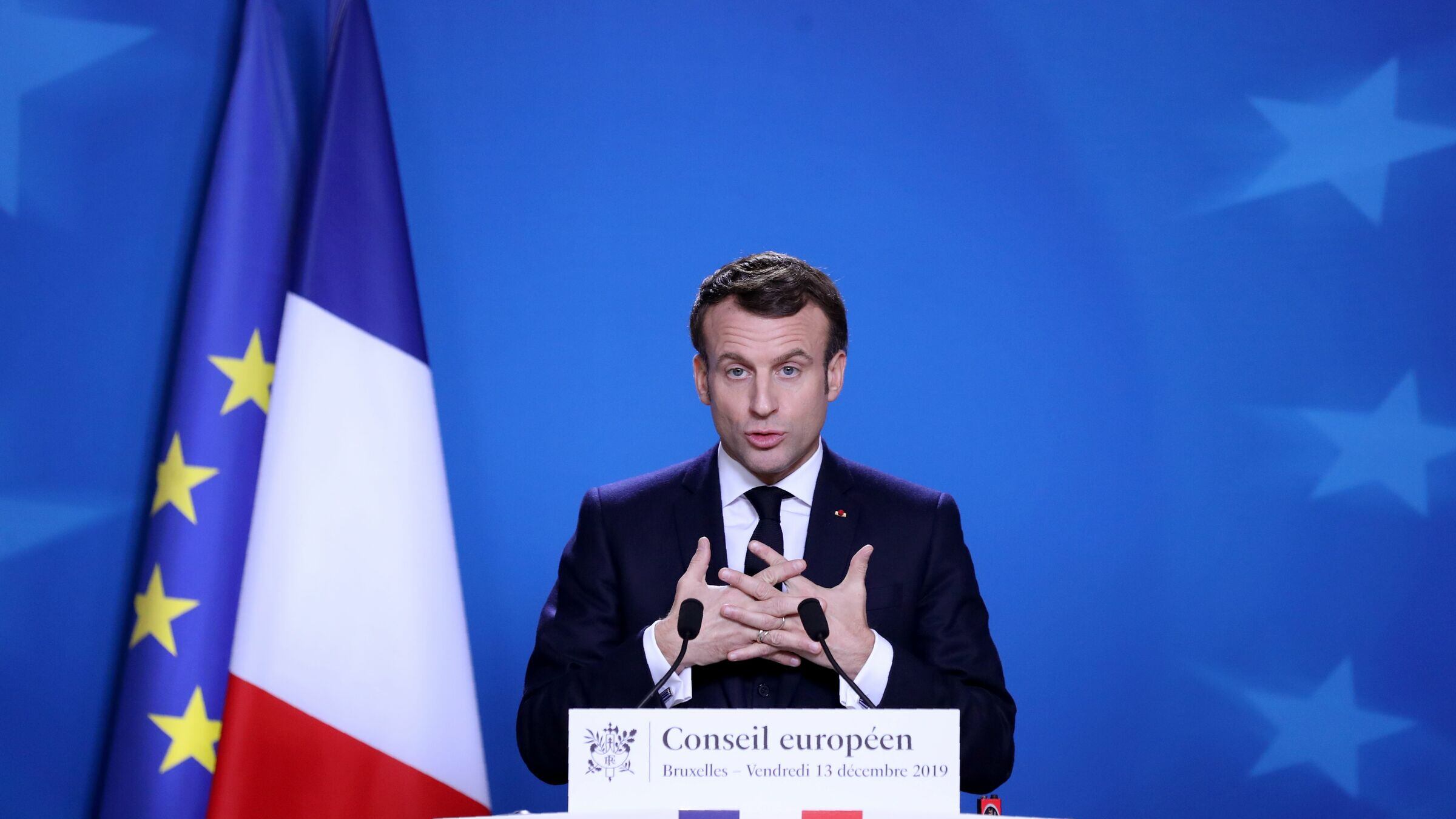 Mossa di Macron: rinuncia al vitalizio