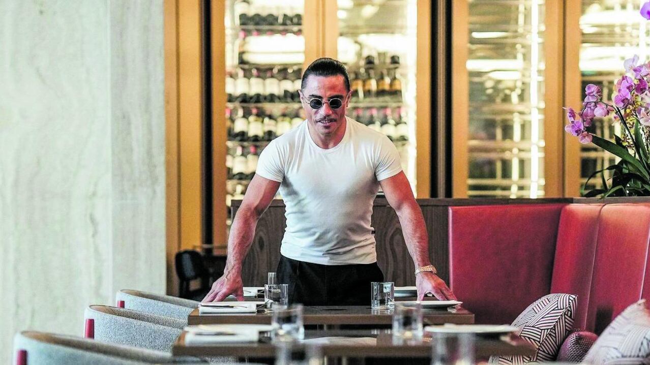 La carne sublime di Salt Bae tra selfie, lusso e prezzi record